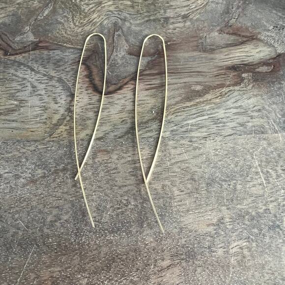 Gold tone minimalist simple fish hoop threader earrings - Picture 5 of 5